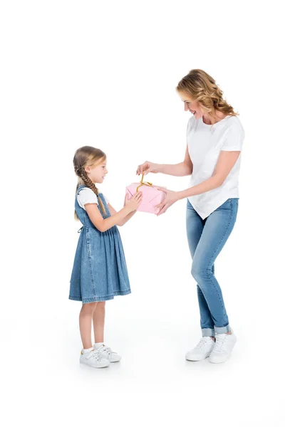 Mutter Und Tochter Mit Geschenkkarton Isoliert Auf Weiß — Stockfoto
