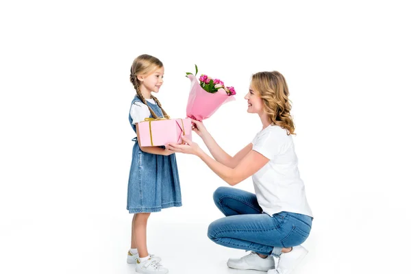 Μητέρα Και Κόρη Παρόν Και Μπουκέτο Λουλούδια Απομονώνονται Λευκό — Φωτογραφία Αρχείου