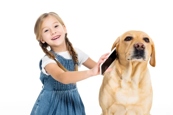 Adorável Criança Alegre Dando Smartphone Para Cão Isolado Branco — Fotografia de Stock