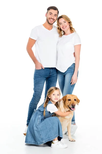 微笑的家庭与金黄猎犬狗 被隔绝在白色 — 图库照片