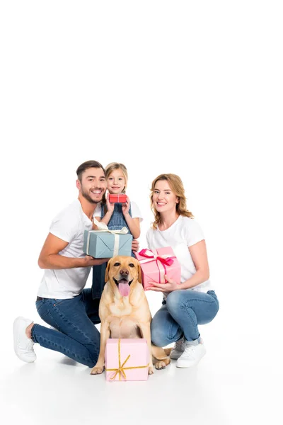 白で隔離家族とプレゼントとゴールデンレトリーバー犬の笑みを浮かべて — ストック写真