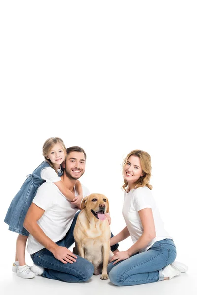 愉快的家庭与金黄猎犬狗 被隔绝在白色 — 图库照片