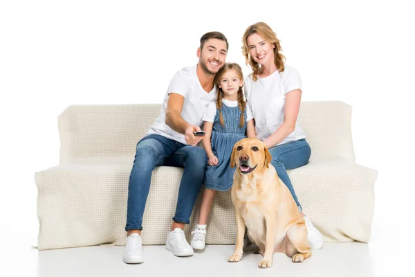 Smilende Familie Med Hund Som Ser Sofaen Isolert Hvitt – stockfoto