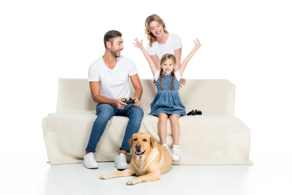 Podekscytowany Rodziny Gry Wideo Joysticków Podczas Gdy Pies Siedzi Pobliżu — Zdjęcie stockowe