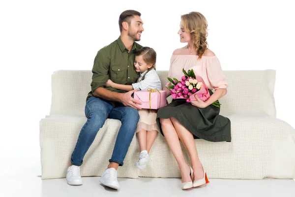 Glückliche Familie Mit Geschenken Auf Sofa Isoliert Auf Weiß — Stockfoto