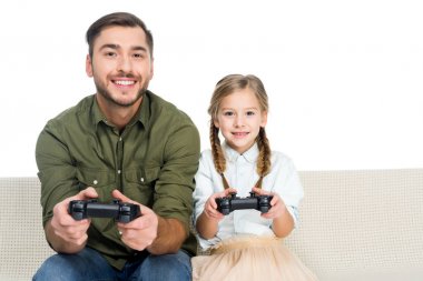 gülümseyen baba ve kız video birlikte beyaz izole oyun oynarken