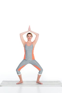 spor giyim pratik yoga üzerinde beyaz izole kadın