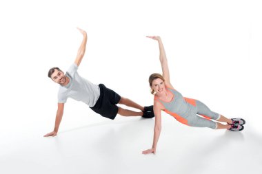 gülümseyen sportif çift birlikte izole üzerinde beyaz egzersiz