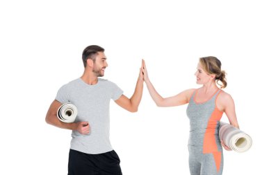atletik çift ile beş birbirlerine beyaz izole vererek yoga paspaslar