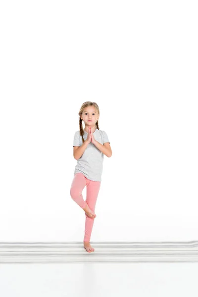 Niño Practicando Yoga Estera Yoga Aislada Blanco — Foto de Stock