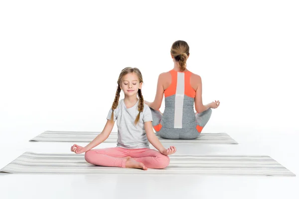 Atletisk Mor Och Dotter Utövar Yoga Mats Grupp Isolerade Vit — Stockfoto