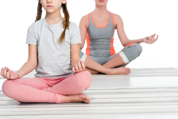 Vista Parcial Madre Hija Atléticas Practicando Yoga Sobre Esteras Juntas — Foto de Stock