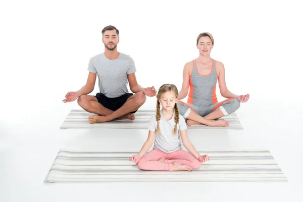 Sportieve Familie Beoefenen Van Yoga Matten Samen Wit Wordt Geïsoleerd — Stockfoto