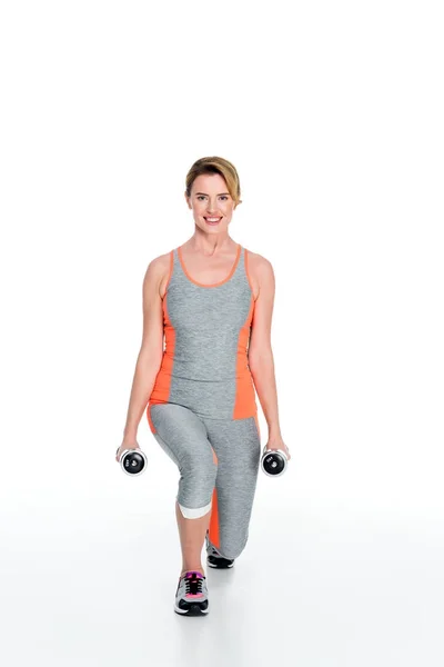 Smilende Kvinde Sportstøj Udøver Med Håndvægte Isoleret Hvid – Gratis stock-foto