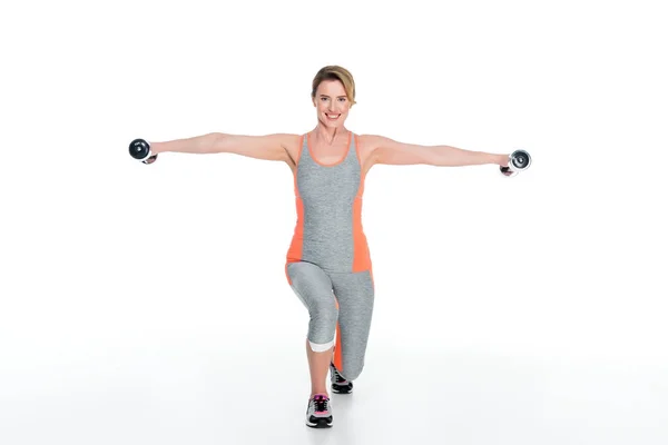 Mujer Sonriente Ropa Deportiva Haciendo Ejercicio Con Mancuernas Aisladas Blanco — Foto de Stock