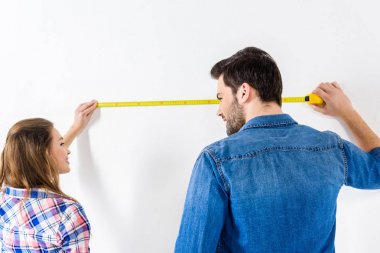 kız ve erkek arkadaşı duvar şerit metre ile ölçme