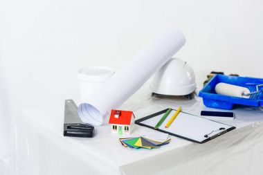 Blueprint boya ile rulo fırça ve kask masaya