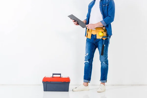 Bijgesneden Afbeelding Van Werknemer Permanent Met Klembord Buurt Van Toolbox — Stockfoto