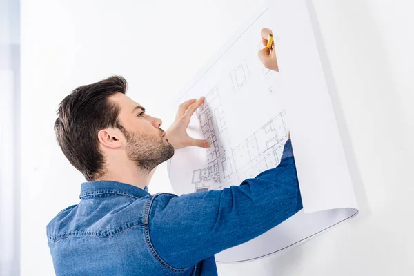 Guapo Arquitecto Escribiendo Sobre Plano Blanco — Foto de stock gratis