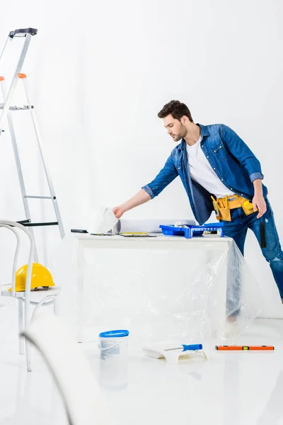 Trabajador Guapo Tomando Casco Mesa — Foto de stock gratis