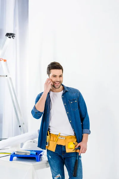 Sonriente Hombre Hablando Por Teléfono Inteligente Mirando Hacia Otro Lado — Foto de stock gratis