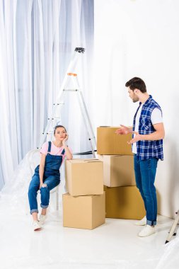 erkek gösteren omuz silkme hareketi ve kutuları üzerinde oturan kız adlı arıyor