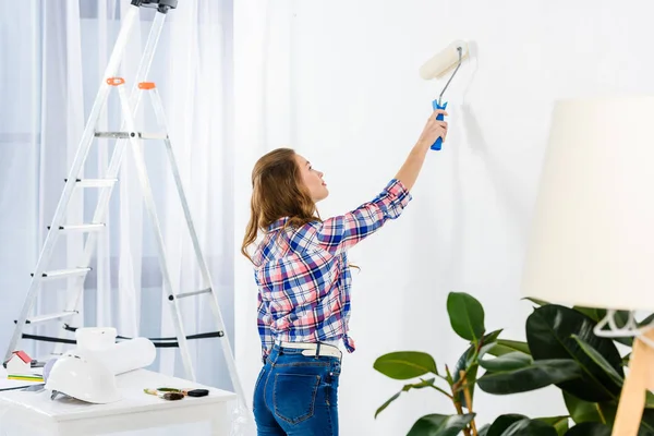 Zijaanzicht Van Meisje Schilderen Muur Met Witte Verf — Stockfoto