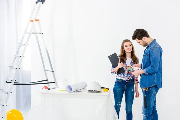 Pareja Eligiendo Paleta Para Pintar Paredes —  Fotos de Stock