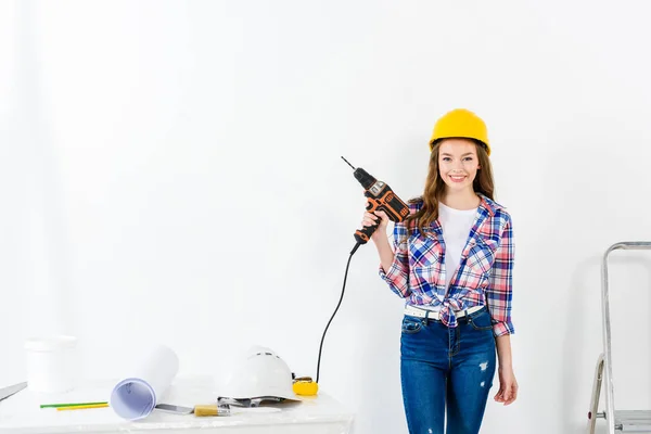 Joven Mujer Sosteniendo Taladro Mirando Cámara — Foto de Stock