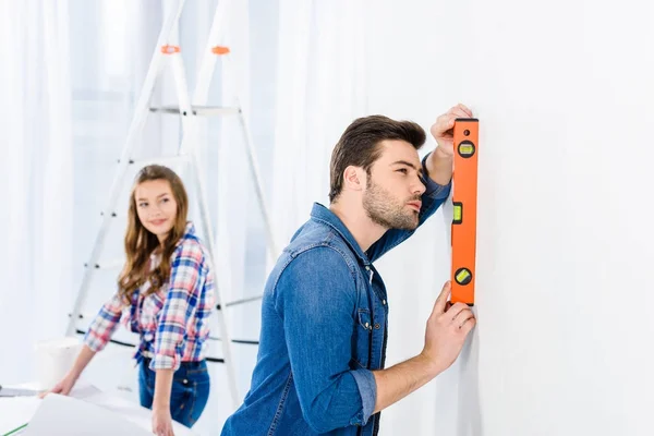 Homem Bonito Medindo Planicidade Parede — Fotografia de Stock