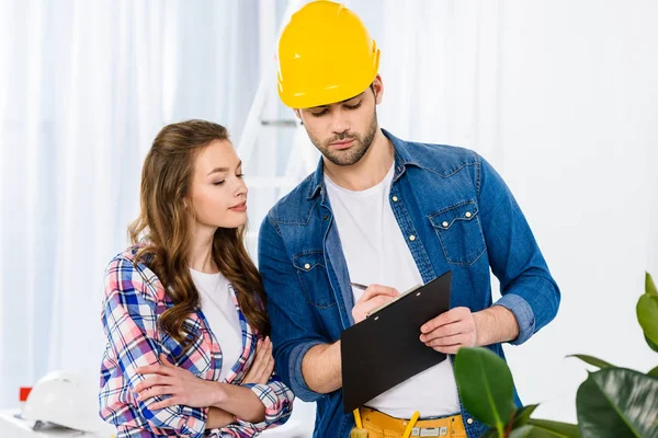 Gutaussehender Arbeiter Zeigt Wohnungseigentümern Etwas — Stockfoto