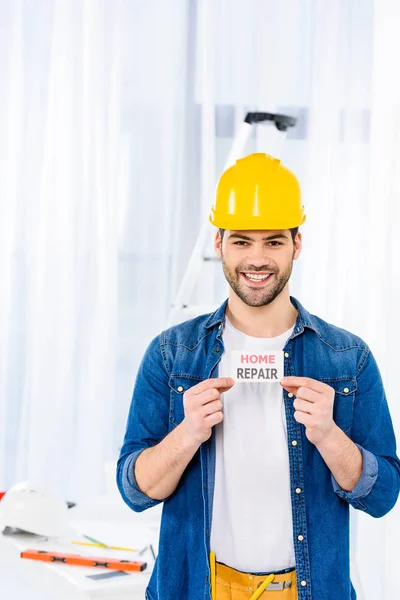 Sorrindo Bonito Homem Segurando Cartão Reparação Casa — Fotografia de Stock Grátis