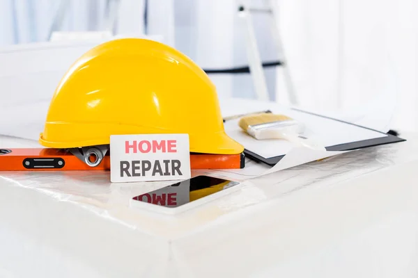 Smartphone Helmet Home Repair Card Table — Stock Photo, Image