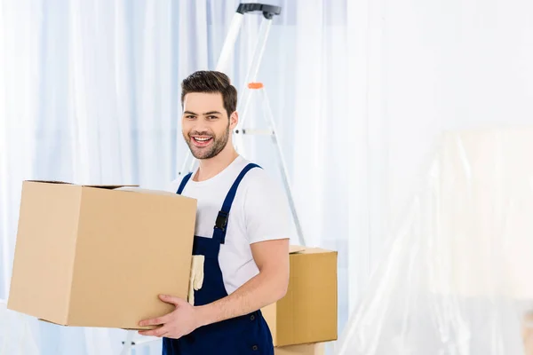 Sorrindo Relocação Serviço Trabalhador Segurando Caixa — Fotografia de Stock