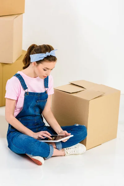 Menina Sorridente Sentado Com Tablet Novo Apartamento — Fotografia de Stock