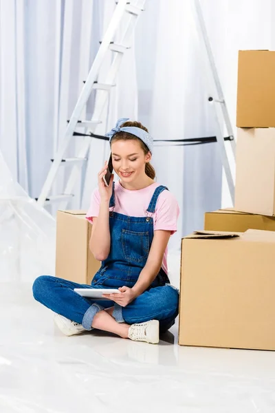 Girl Talking Smartphone Looking Tablet — Free Stock Photo