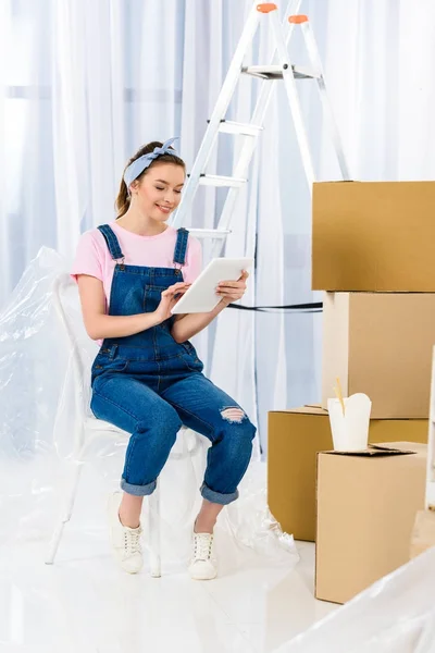 Ragazza Utilizzando Tablet Dopo Trasferimento Una Nuova Casa — Foto Stock