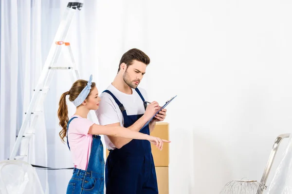 Girl Pointing Something Relocation Service Worker — Stock Photo, Image