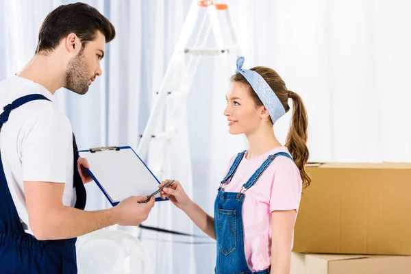 Girl Giving Pen Relocation Service Worker Signing Document — Stock Photo, Image