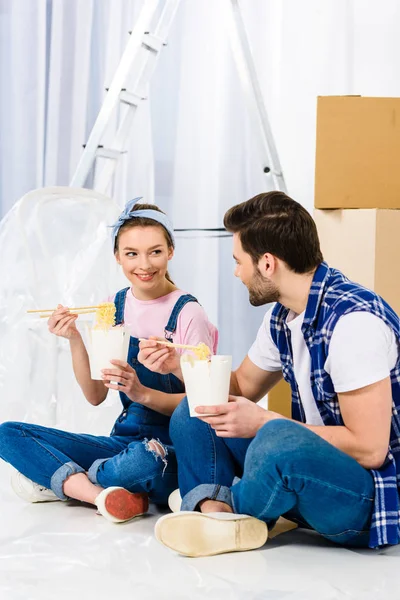 Boyfriend Girlfriend Eating Noodles New House — Stock Photo, Image