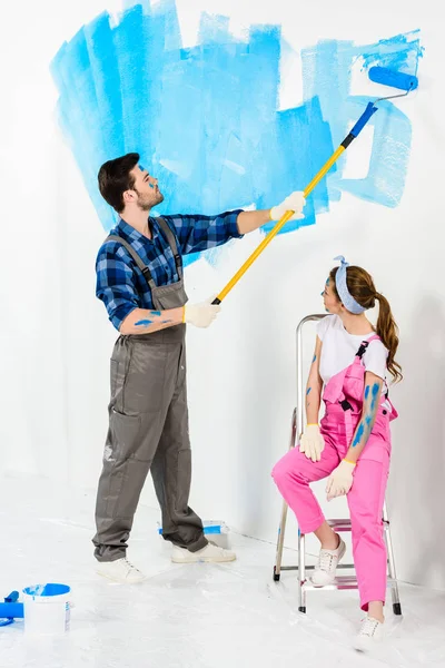 Boyfriend Painting Wall Girlfriend Sitting Ladder — Stock Photo, Image