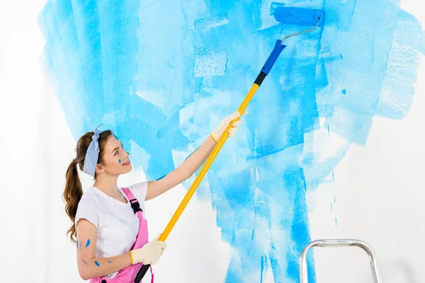 Menina Parede Pintura Com Tinta Azul — Fotografia de Stock