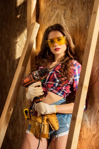 Attraktive Sexy Frau Brille Mit Elektrobohrer Posiert Auf Der Baustelle — Stockfoto