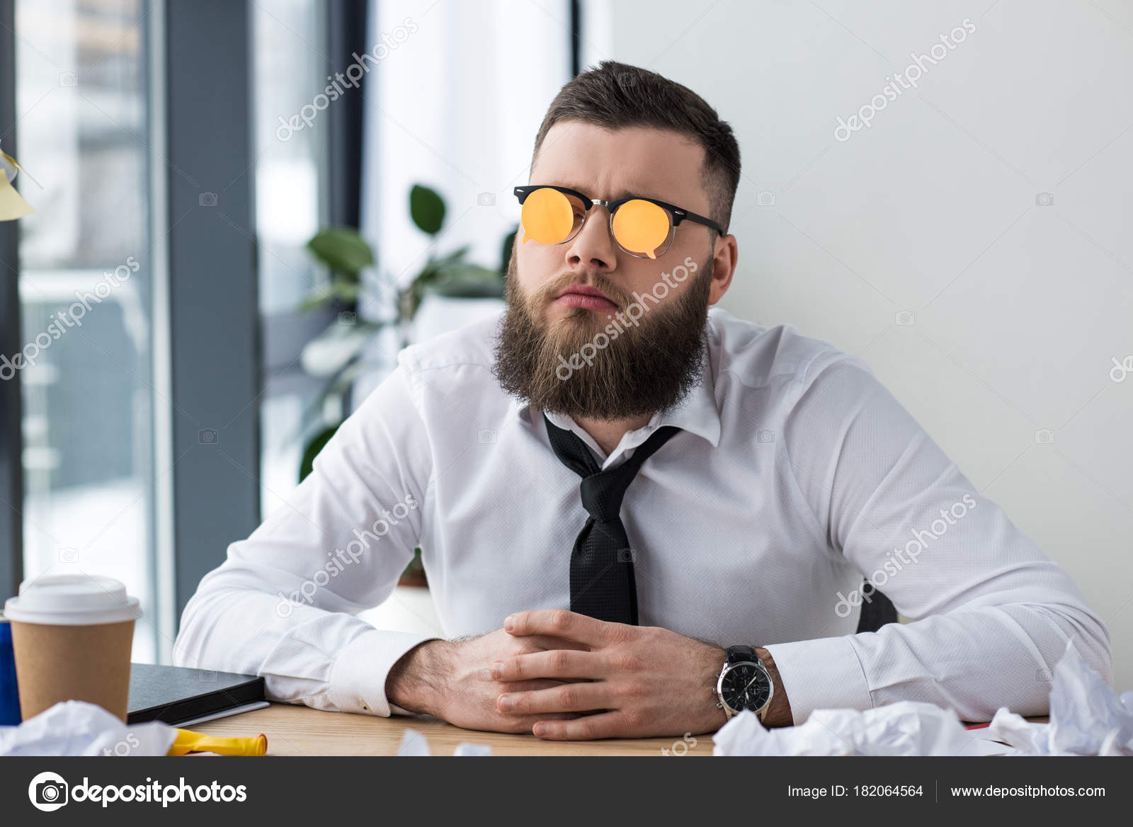 Retrato Hombre Negocios Con Notas Adhesivas Las Gafas Lugar