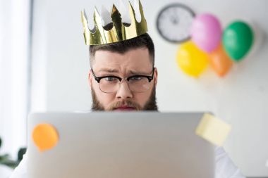 dizüstü ekran Office bakarak kafasına kağıt taç ile işadamı portresi