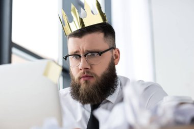 Kağıt taç kafasına laptop Office çalışma ile işadamı portresi