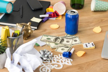 parti süslemeleri ve dolar işyerinde ofiste görünümünü kapat