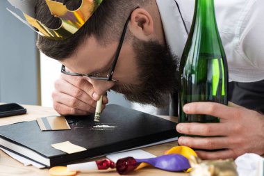 bir ofiste işyerinde uyuşturucu alarak şampanya ile işadamı