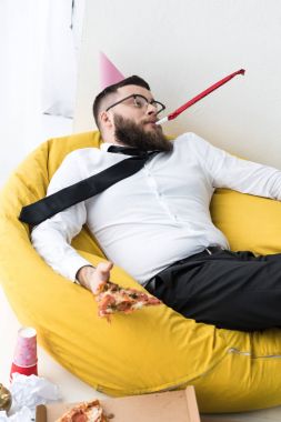 formal giyim çanta sandalyeye dinlenme kafasına kağıt koni ile sarhoş işadamı