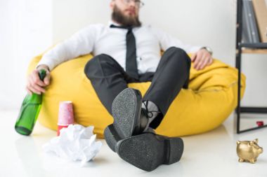 formal giyim çanta sandalyenin üstünde uyuyan sarhoş işadamı seçici odak